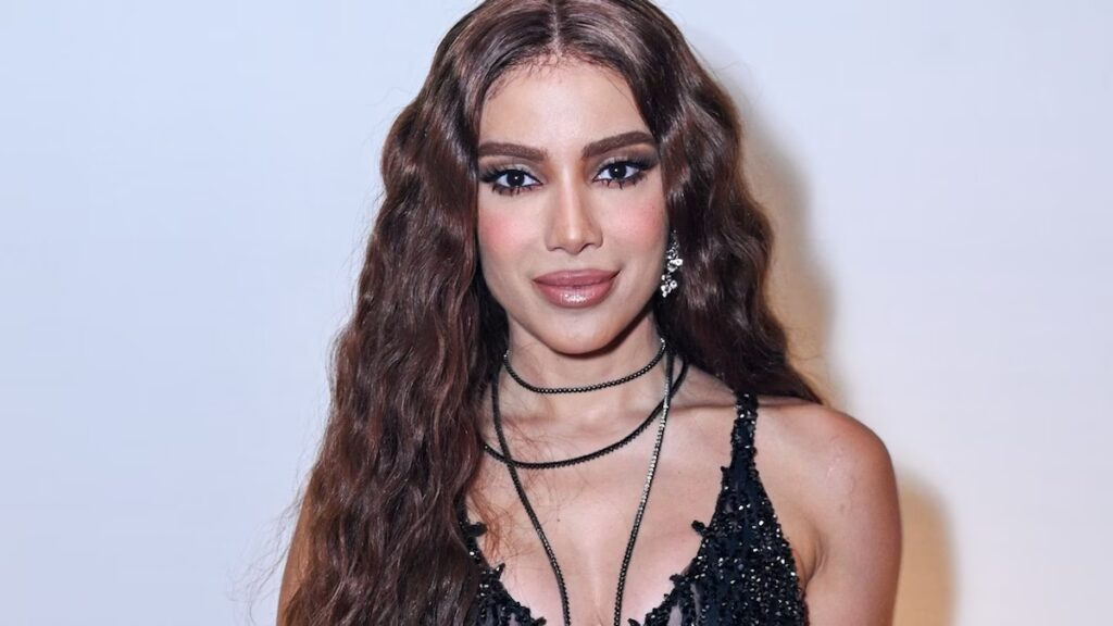 Anitta llama la atención con un minivestido transparente y atrevidos looks recortados en la celebración de su 33 cumpleaños en São Paulo