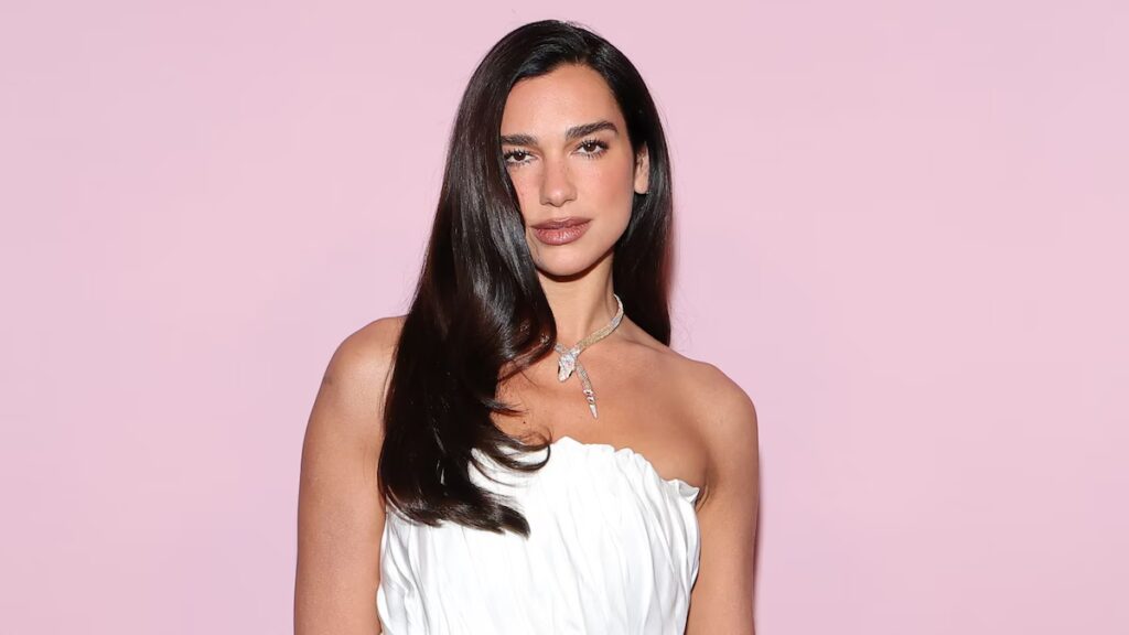 Dua Lipa posa con un vestido de terciopelo con sujetador de satén y un lujoso collar Serpenti de diamantes y esmeraldas.