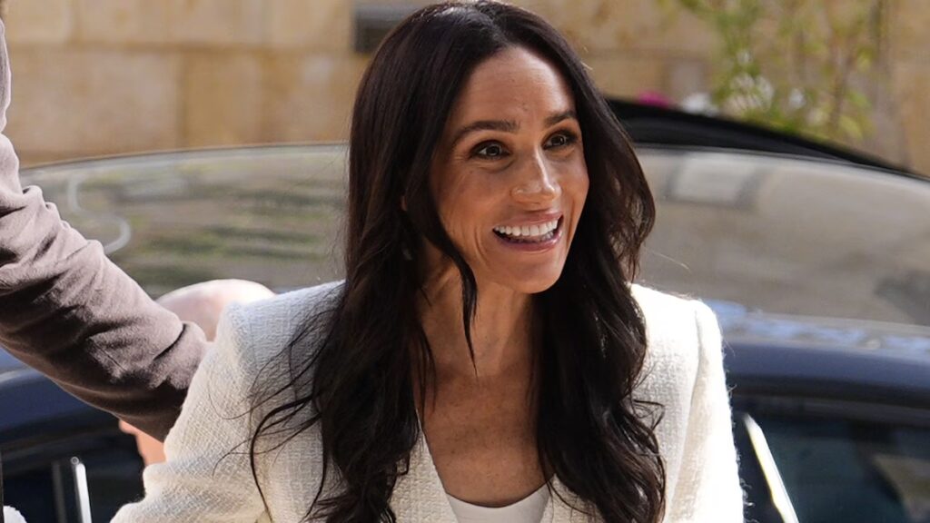 Meghan Markle imita a Carolyn Bessette-Kennedy con un vestido estilo corsé con una elegante silueta de columna y joyas de oro tradicionales