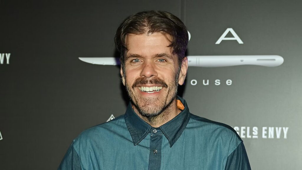 Perez Hilton dice que “mi estupidez” me llevó a una estancia hospitalaria de 21 días y a un susto cercano a la muerte