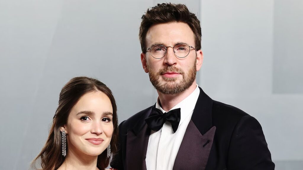 Chris Evans y Alba Baptista sorprenden en la fiesta posterior a los Oscar en su primera aparición desde que eran bebés