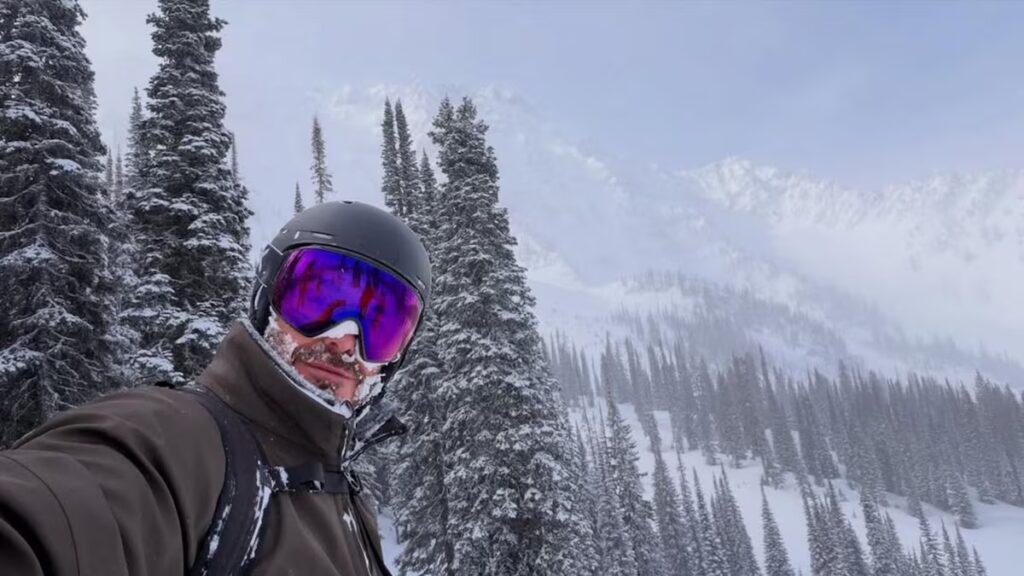 David Beckham tiene la cara llena de nieve mientras desciende por las pistas