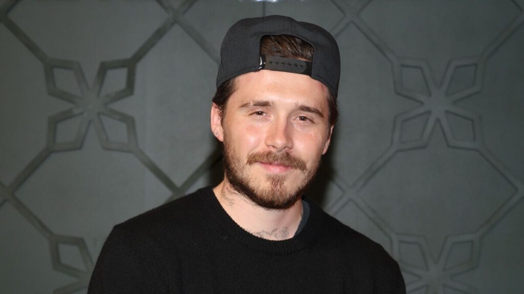 Los fanáticos instan a Brooklyn Beckham a reconciliarse con Victoria después del silencio del Día de la Madre
