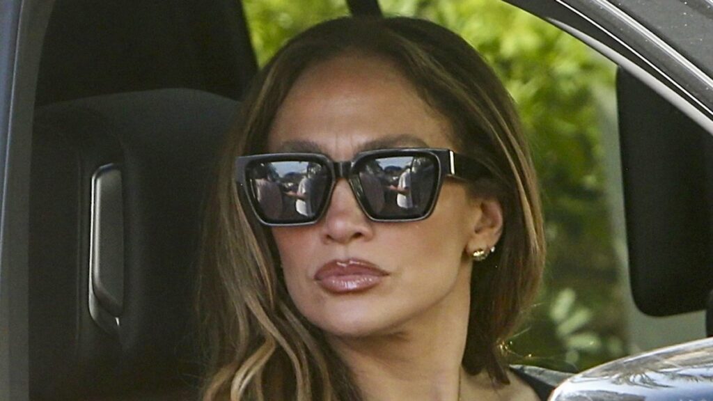 Jennifer López luce sus característicos labios nude brillantes mientras inspecciona la construcción de su nuevo hogar