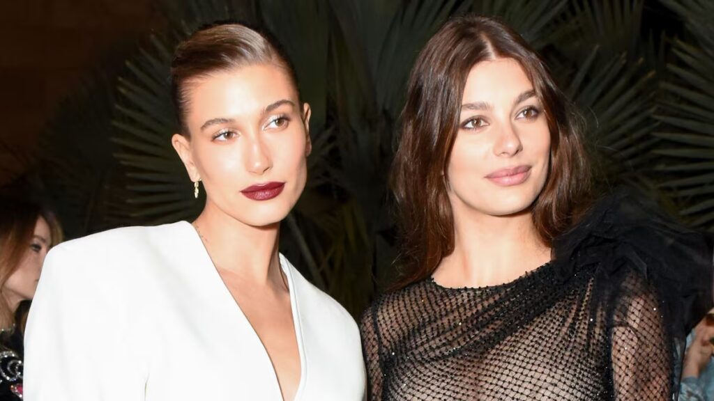 Hailey Bieber apoya a Camila Morrone con minifalda negra en Los Ángeles: Dentro de su amistad