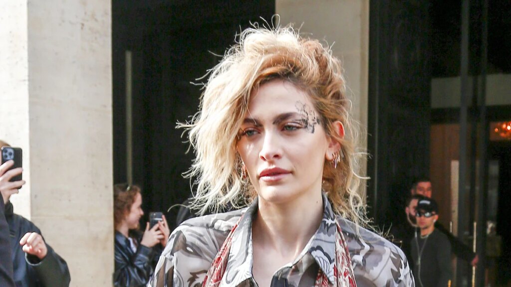 Paris Jackson le da vibraciones a Cyndi Lauper con un atrevido estilo urbano en la Semana de la Moda de París