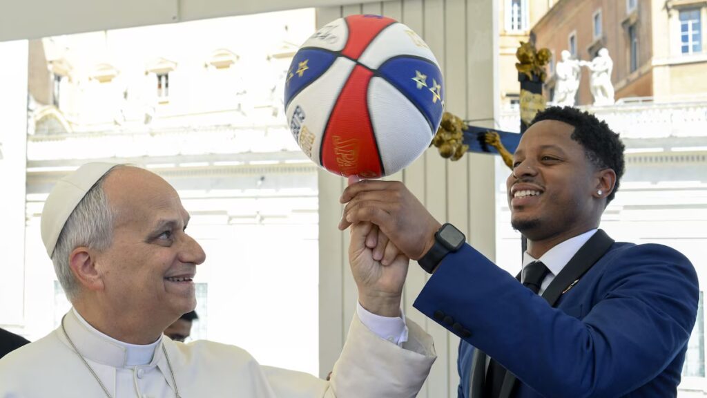 El Papa León XIV hace girar una pelota de baloncesto con los Harlem Globetrotters