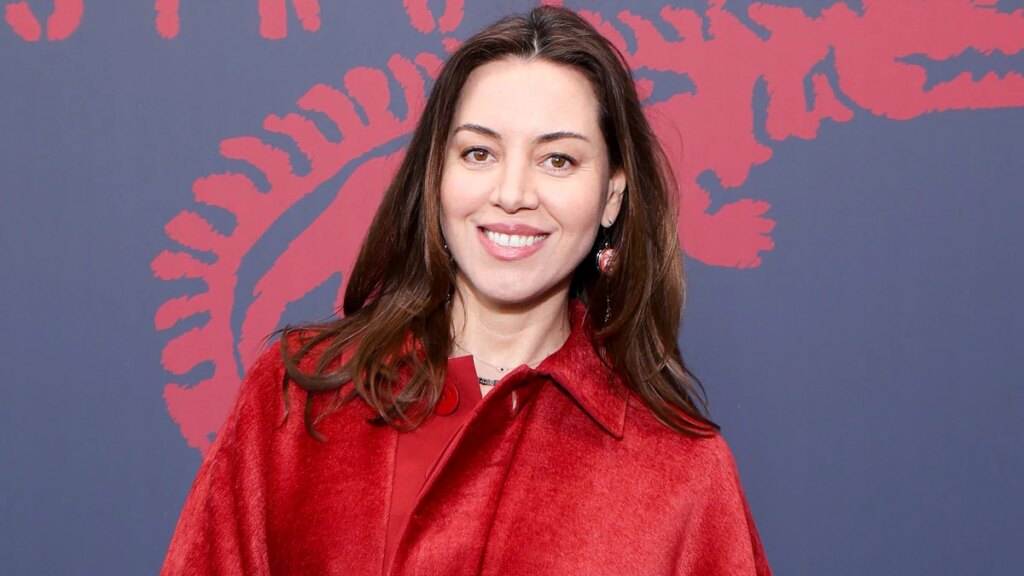 Aubrey Plaza mantiene un estilo cómodo y elegante al debutar panza en Nueva York