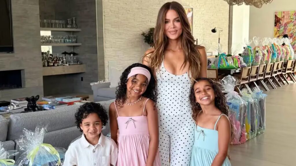 Vea las enormes canastas de regalo personalizadas llenas de conejitos de chocolate de 10 libras