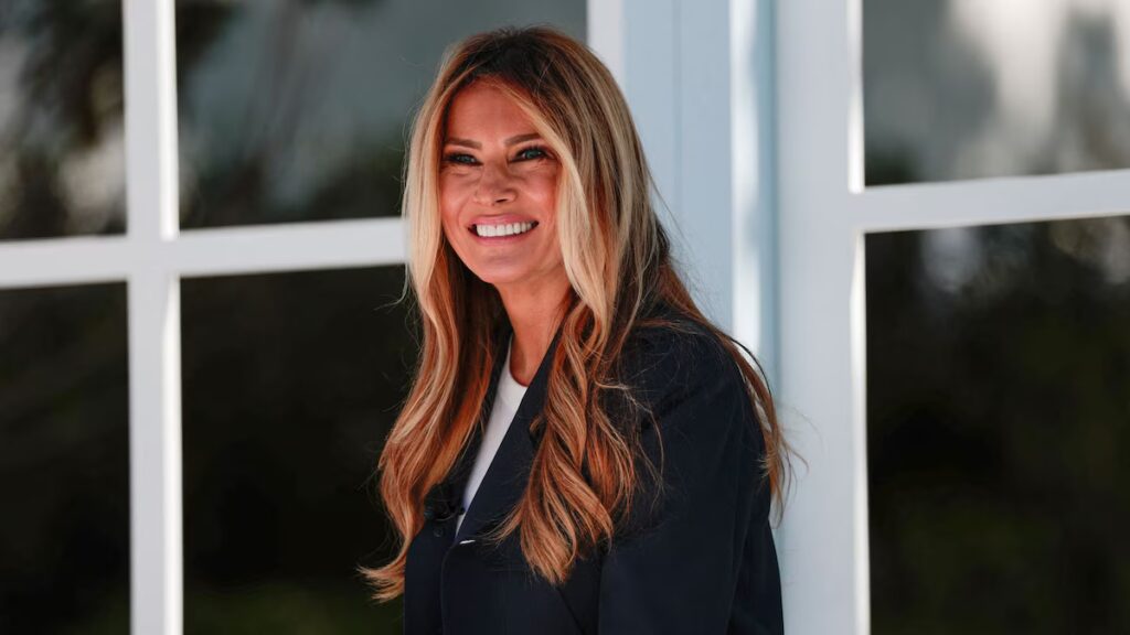 Melania Trump luce elegante y sin esfuerzo en azul marino y blanco en la Casa Blanca Easter Egg Roll 2026