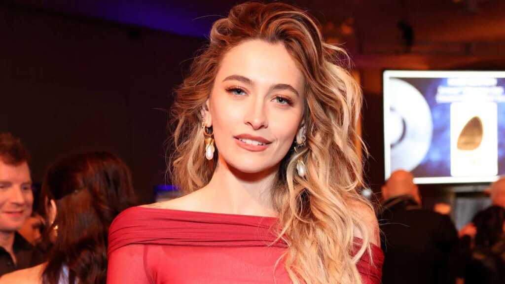 Paris Jackson mezcla vibraciones grunge y occidentales con franela y botas de vaquero