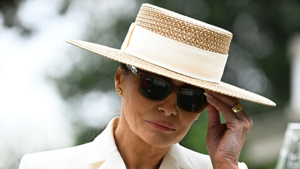 Los tonos característicos de Melania Trump reciben una actualización tecnológica con Ray-Ban Meta