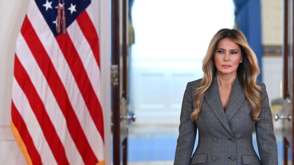 Melania Trump niega los rumores de Jeffrey Epstein y califica las fotos de “falsas”