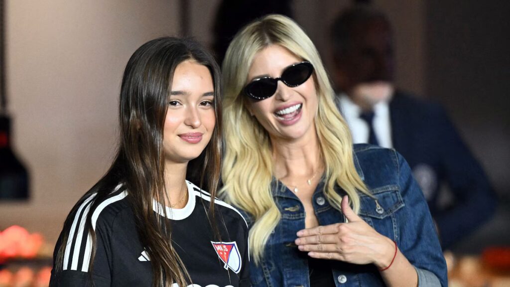 Ivanka Trump y su hija Arabella lucen looks coordinados en color burdeos en Miami