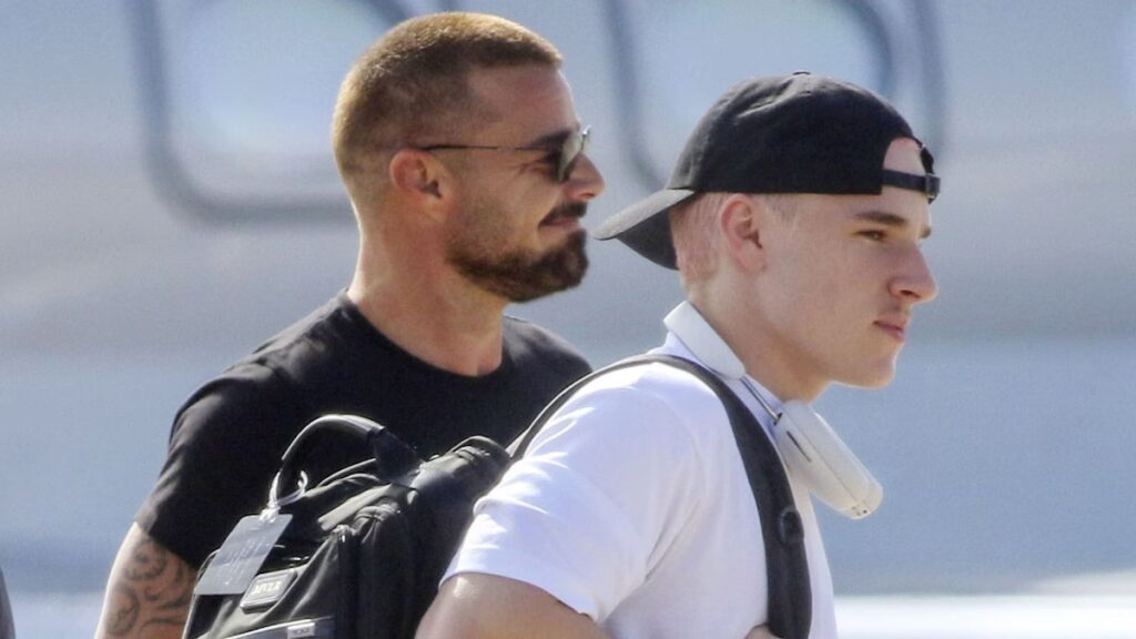 Los hijos de Ricky Martin lucen igual que él al llegar a Argentina previo a sus shows