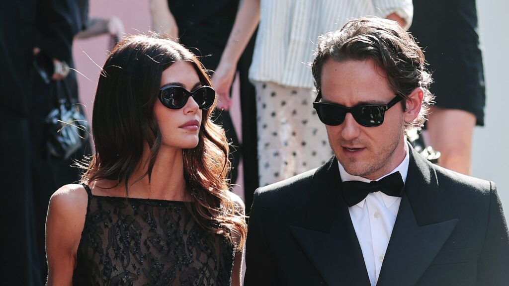 Kaia Gerber usa un diminuto bikini azul mientras ella y Lewis Pullman van a la playa en México