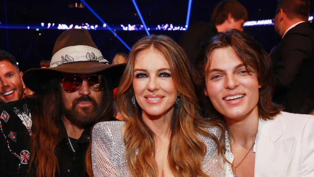 Elizabeth Hurley, Billy Ray Cyrus y Damian Hurley derriten corazones con adorable sorpresa de Pascua