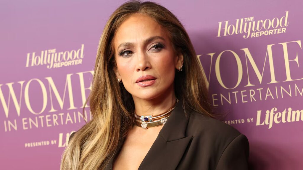 Jennifer López está ‘de vuelta en su era de comedia romántica’