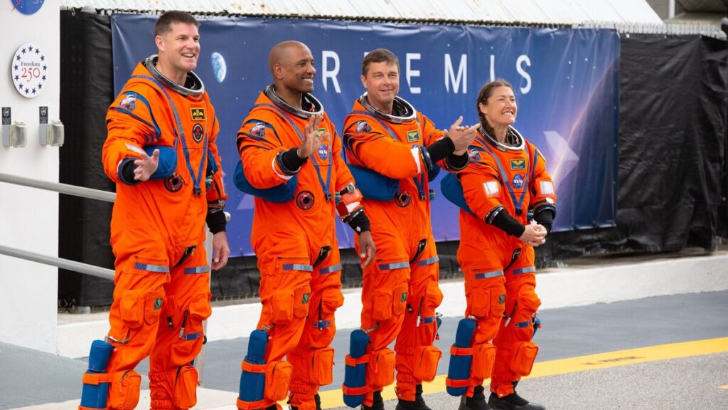 La tripulación Artemis de la NASA bate el récord del Apolo; Los astronautas rompen a llorar tras una petición especial del espacio