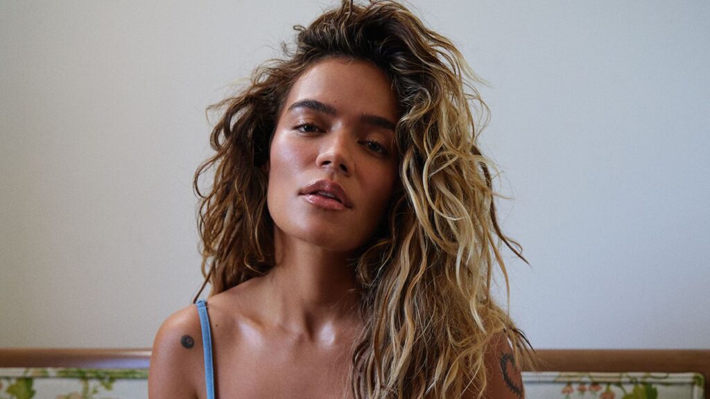 Karol G no usa más que micro shorts y se sincera sobre su ruptura con Feid: ‘Me dejo ir’