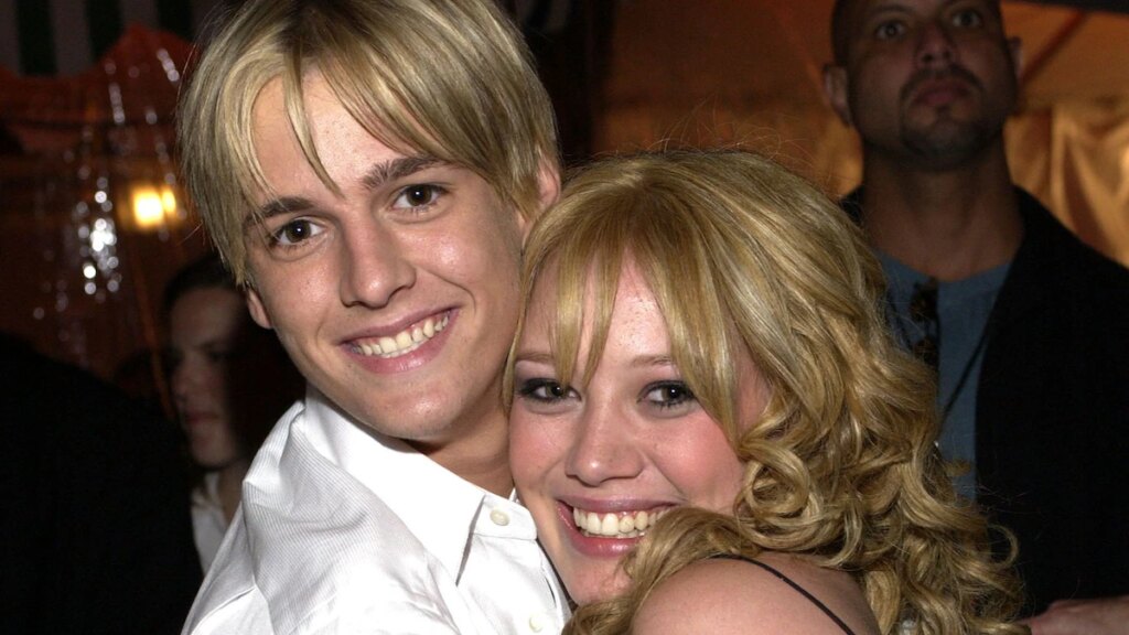 Hilary Duff dice que su difunto ex Aaron Carter se acercó desde más allá de la tumba