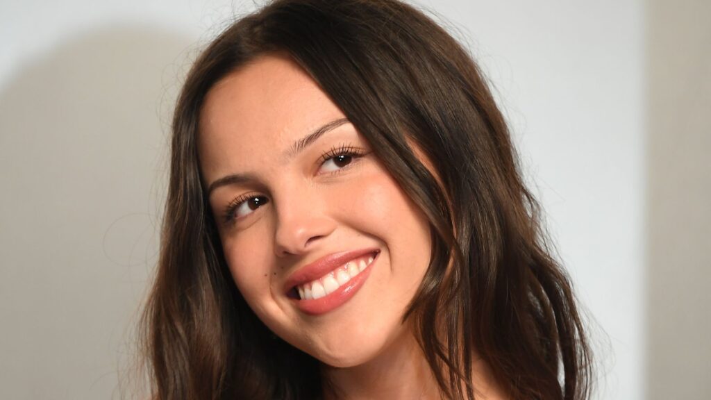 Olivia Rodrigo sale con un minivestido babydoll rosa mientras celebra el lanzamiento de “drop dead”