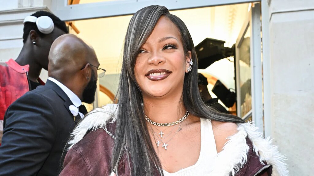 El conjunto de aeropuerto de Rihanna presenta la combinación perfecta de comodidad y lujo con un abrigo de piel y un pañuelo azul marino.