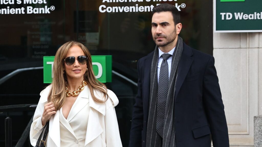 Jennifer López dice que Brett Goldstein le dijo que no harían ‘Office Romance’ sin ella