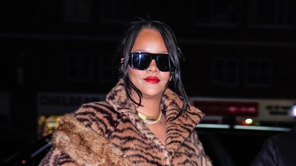 Rihanna da energía explosiva al revelar fotos en lencería