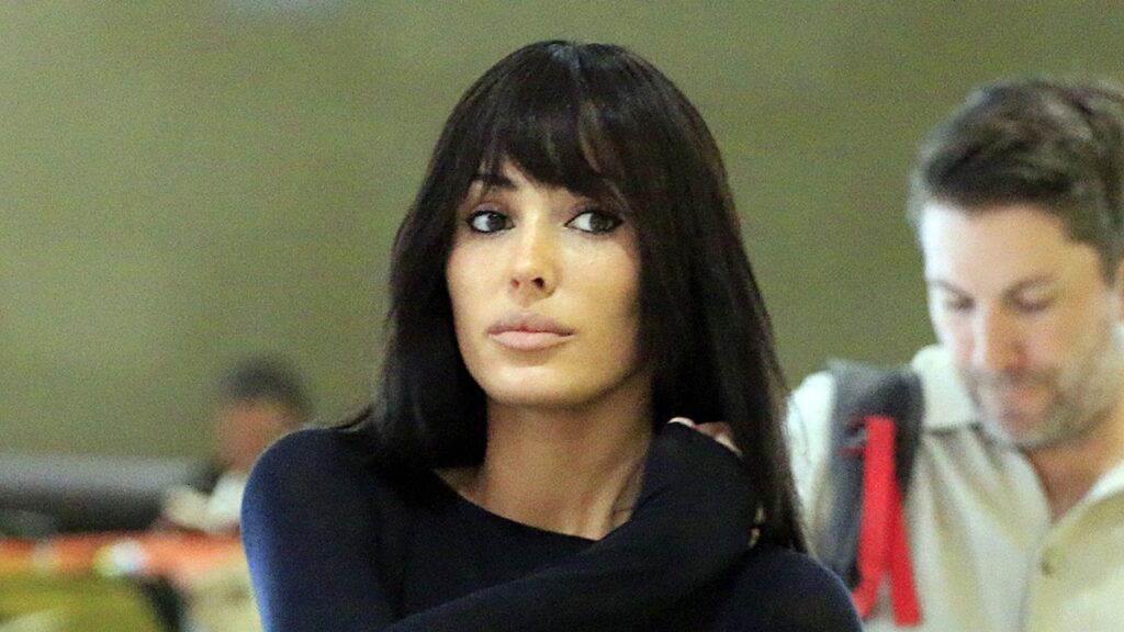 Bianca Censori hace alarde de curvas con un body azul celeste mientras apoya el regreso de Kanye West a Estados Unidos