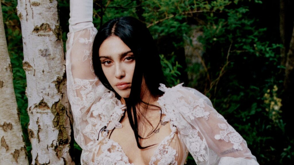 Lourdes León posa con encaje transparente y una espectacular falda, canalizando el glamour moderno del Renacimiento.