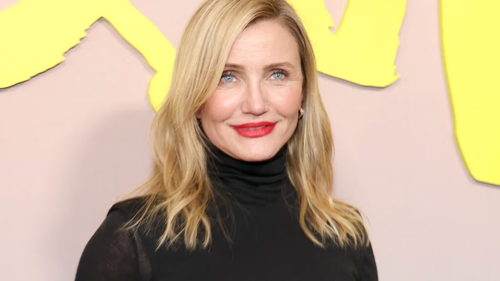 Cameron Diaz llama la atención con su elegante apariencia negra y sus atrevidos labios rojos mientras vuelve a ser el centro de atención.