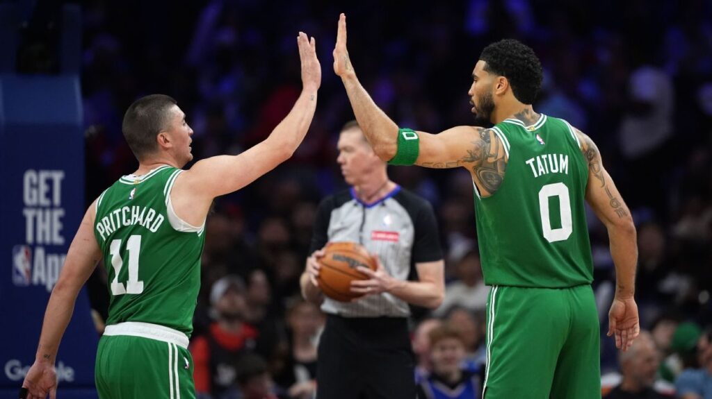 Celtics aplastan a 76ers en regreso de Embiid y encauzan la serie