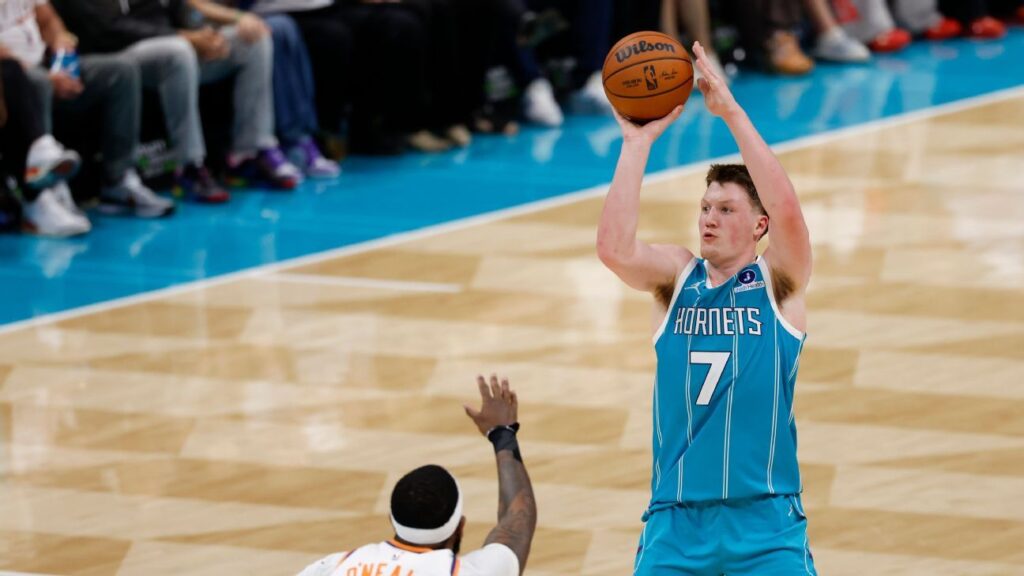 El novato Kon Knueppel establece el récord de triples de Hornets en una temporada