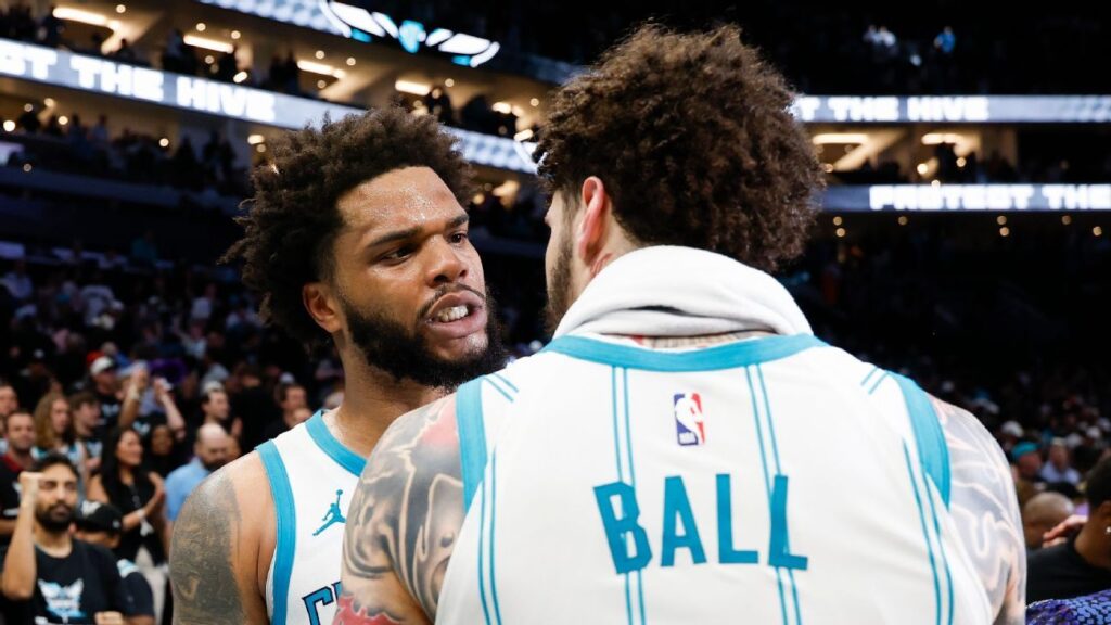 LaMelo Ball y Miles Bridges dan a Hornets un frenético triunfo en el play-in