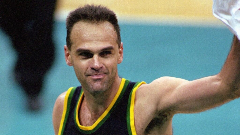 Oscar Schmidt, leyenda del baloncesto brasileño, muere a los 68