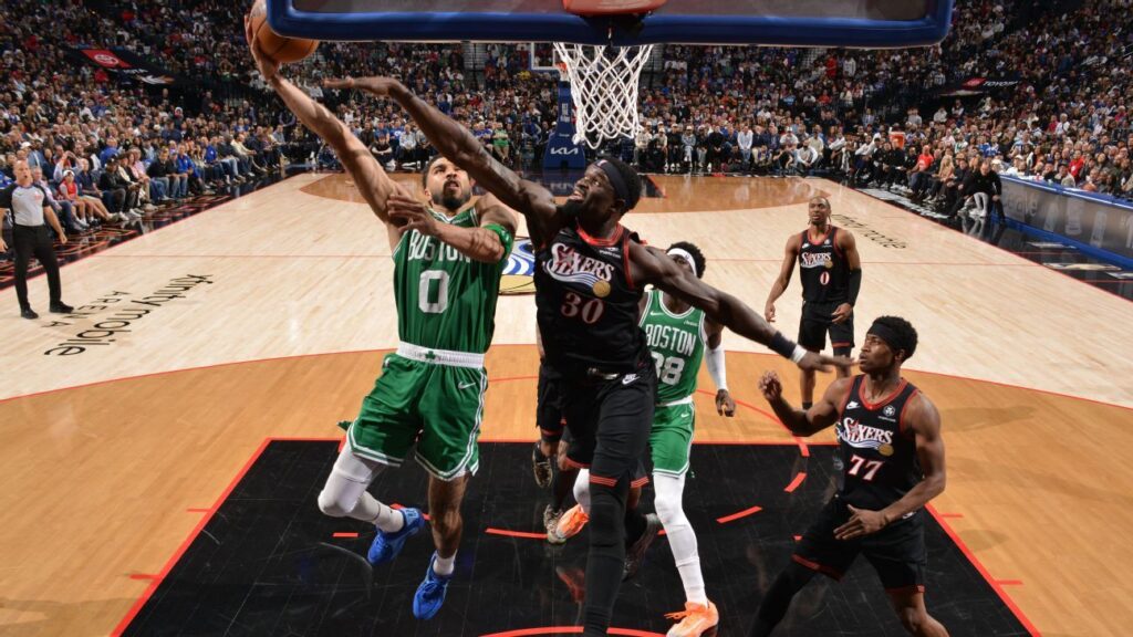 Tatum y Brown lideran a Celtics sobre 76ers
