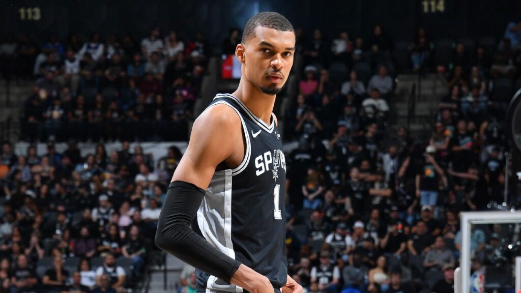 Wembanyama deja juego Spurs vs 76ers por contusión en la costilla