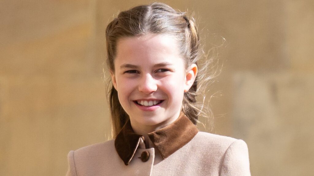 La princesa Charlotte mantiene la tradición azul en Pascua mientras Kate se reinventa