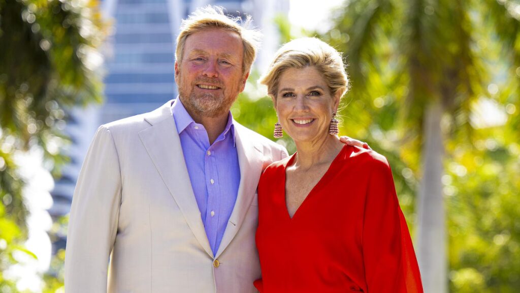 La Reina Máxima abraza la cultura de Miami vestida de rojo intenso: jugando dominó en la Pequeña Habana