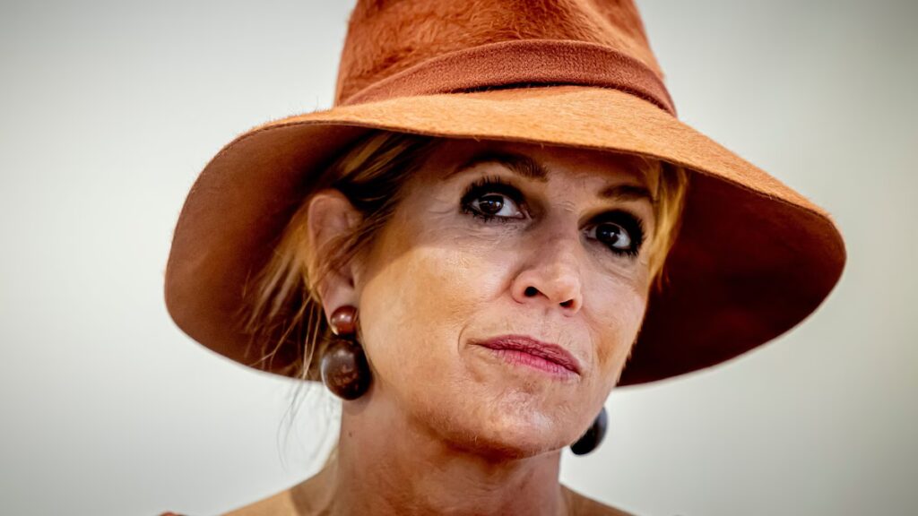 La reina Máxima se salta las vacaciones de Semana Santa y renueva un vestido midi para resaltar sus espectaculares accesorios