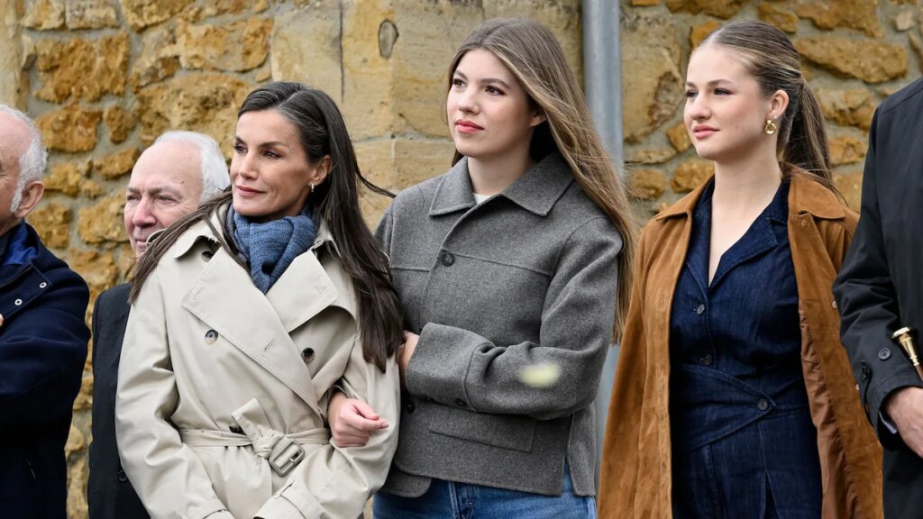 La reina Letizia, la princesa Leonor y la infanta Sofía asisten al espectáculo final de Rosalía en Madrid