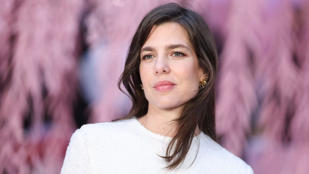 Charlotte Casiraghi viste el estilo marinero de 1990 de la princesa Carolina en un dulce homenaje a Stefano Casiraghi