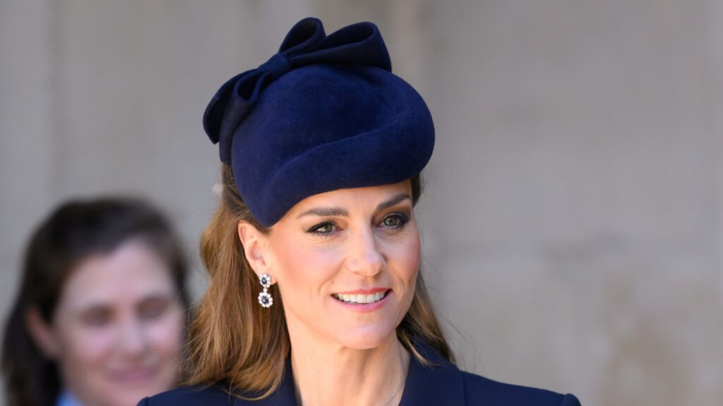 Kate Middleton usa los aretes de zafiro de Diana en su aparición en solitario