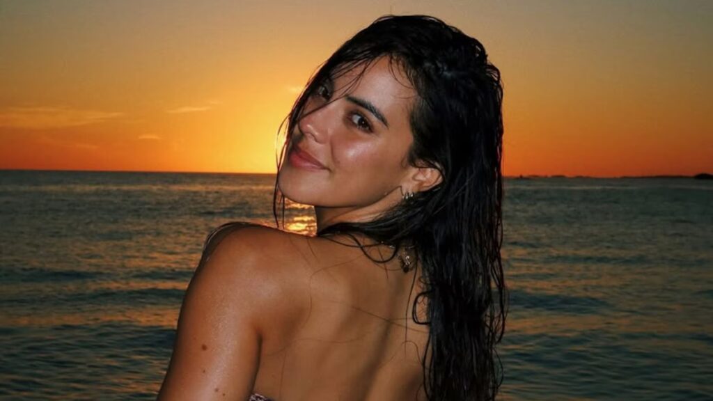 La novia de Bad Bunny, Gabriela Berlingeri, se quita el maquillaje y muestra un brillo natural después del momento del bikini