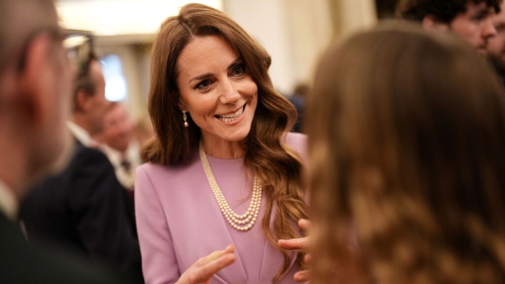 Kate Middleton rinde homenaje al centenario de la reina Isabel con un significativo homenaje a sus joyas