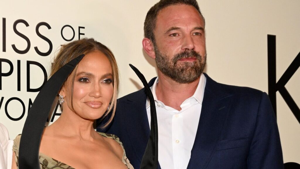 Jennifer López combina botas hasta la rodilla con accesorios de lujo tras el movimiento sorpresa de Ben Affleck