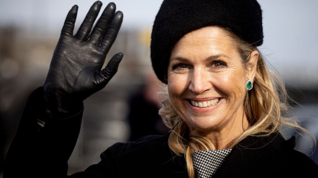 La reina Máxima de Holanda vuelve a lucir su icónico tocado verde y estrena un misterioso broche de esmeralda