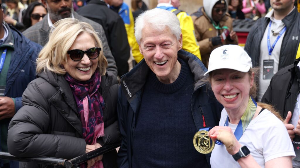 La llegada de Chelsea Clinton al maratón de Boston genera un momento emotivo cuando Bill y Hillary hacen una rara aparición conjunta