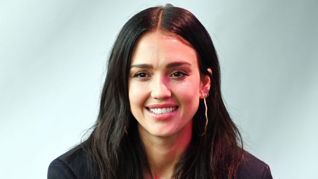Jessica Alba reacciona al inesperado artículo de belleza que la astronauta Christina Koch pidió mientras volaba por la luna